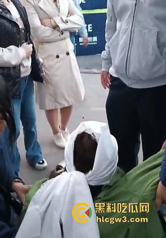 顺德梁球锯职业学校学生跳河自杀，校方没收手机逼出人命！母亲校门口哭到休克，学校冷血旁观！-12