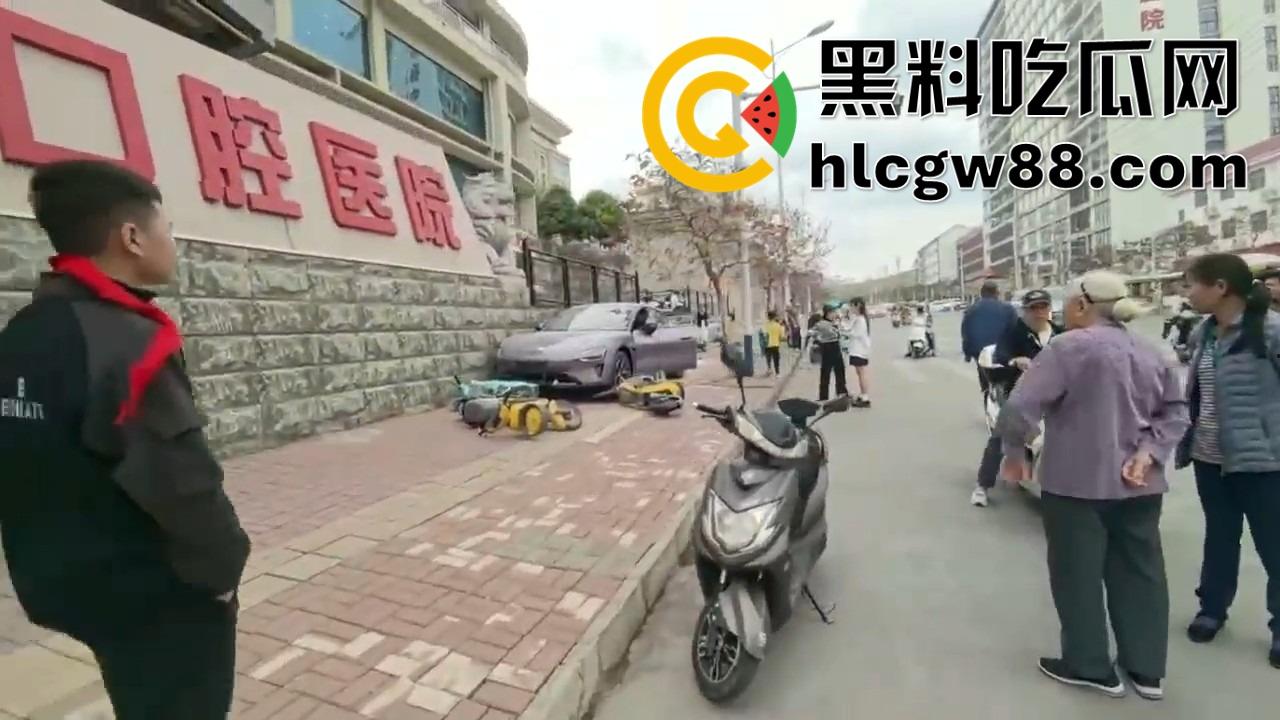 广西田东县人妻妹子【花生米爱吃小猪】刚提小米SU7，口腔医院门口撞飞一排共享单车，集美开车还是秀！-6