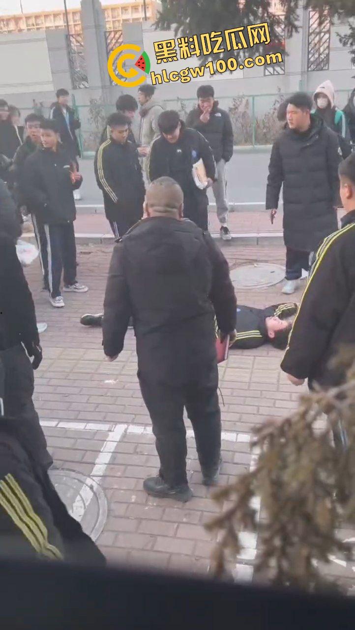 辽宁职高野仔殴打同学，致其后脑勺着地失去知觉，脑部流血不止！年轻真好，倒头就睡-4