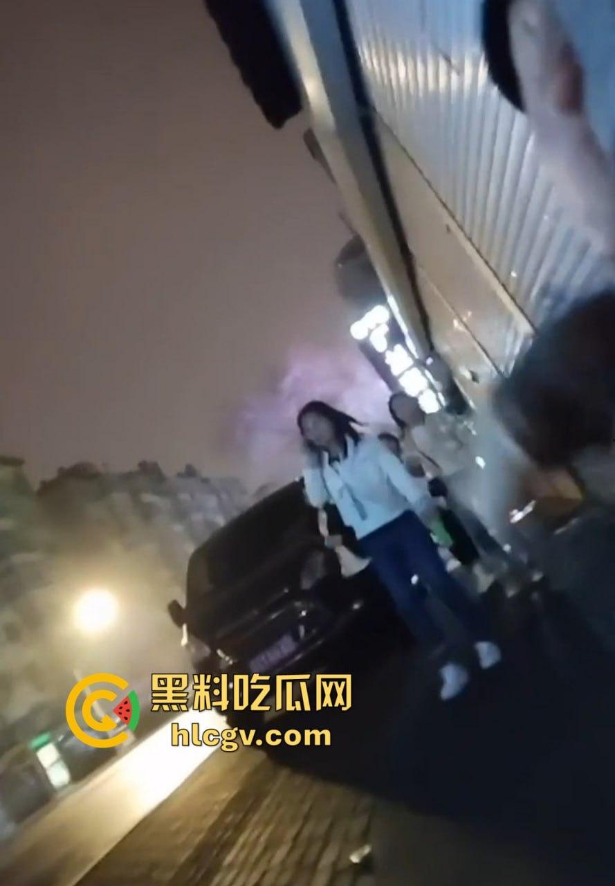 重口慎入！马鞍山露屌狂魔震惊全场，街射战神药店、奶茶店、饭馆轮番表演甩屌，小姐姐都吓傻了！-2