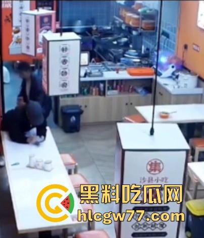 沙县小吃 猥琐男偷吻女生屁股 被监控拍下 哥们饥渴过头了 隔着裤子的屁股你能闻到什么啊！-1