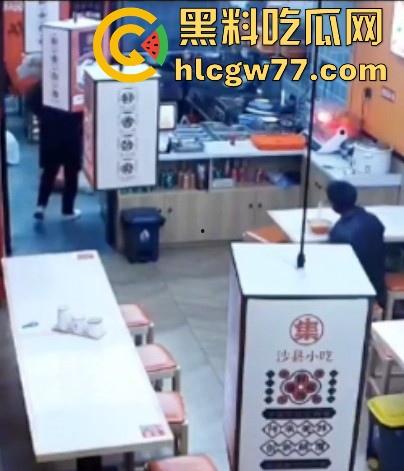 沙县小吃 猥琐男偷吻女生屁股 被监控拍下 哥们饥渴过头了 隔着裤子的屁股你能闻到什么啊！-3