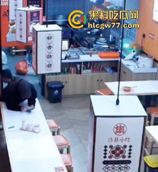 沙县小吃 猥琐男偷吻女生屁股 被监控拍下 哥们饥渴过头了 隔着裤子的屁股你能闻到什么啊！-5
