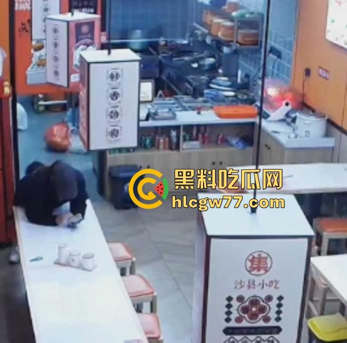 沙县小吃 猥琐男偷吻女生屁股 被监控拍下 哥们饥渴过头了 隔着裤子的屁股你能闻到什么啊！-6