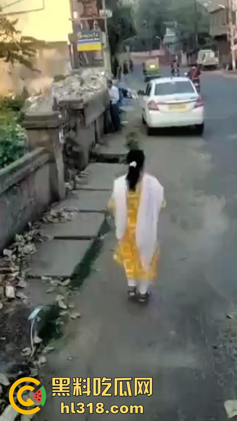 印度三哥奇葩操作，街边尿尿同时还拿尿洗脸，果然是印度，人尿牛尿都不避讳，玩的真花花啊！-1