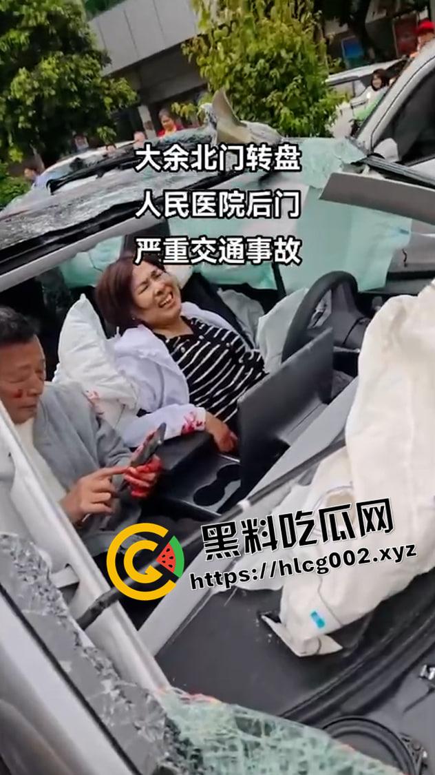 江西赣州大余特斯拉失控起飞！路边多辆车撞烂 车人人半边都被压扁了 现场未打码视频流出-5