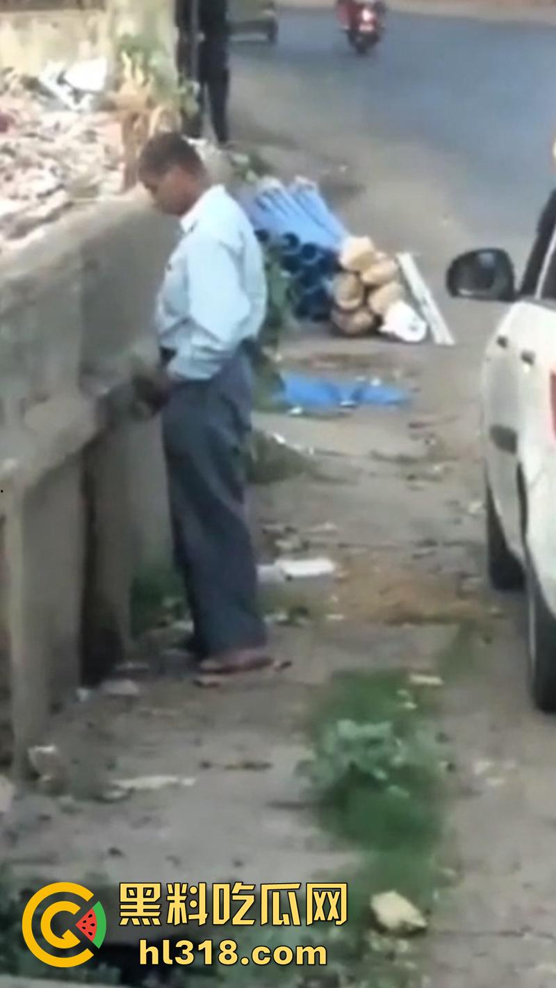 印度三哥奇葩操作，街边尿尿同时还拿尿洗脸，果然是印度，人尿牛尿都不避讳，玩的真花花啊！-4