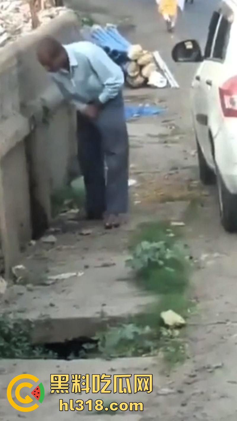 印度三哥奇葩操作，街边尿尿同时还拿尿洗脸，果然是印度，人尿牛尿都不避讳，玩的真花花啊！-5