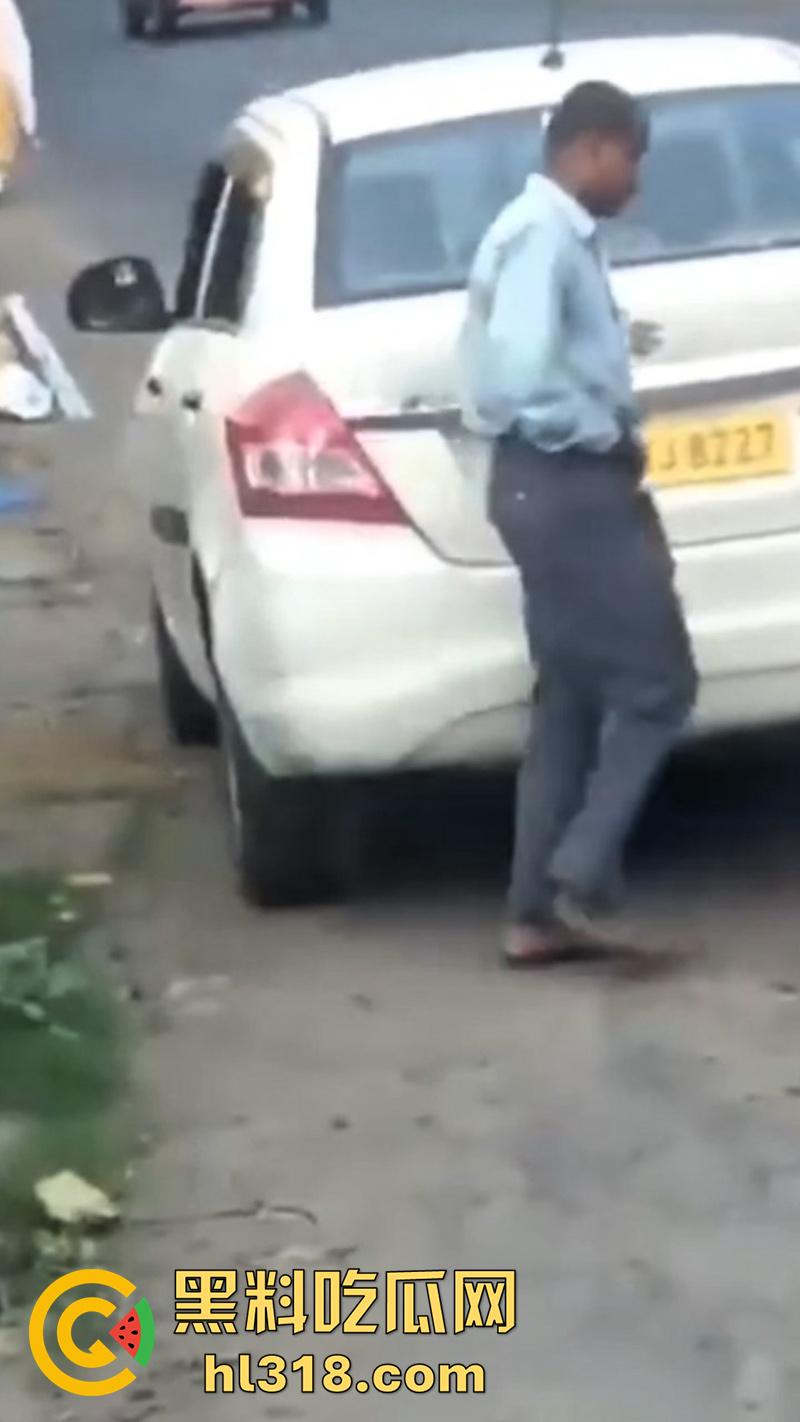 印度三哥奇葩操作，街边尿尿同时还拿尿洗脸，果然是印度，人尿牛尿都不避讳，玩的真花花啊！-6