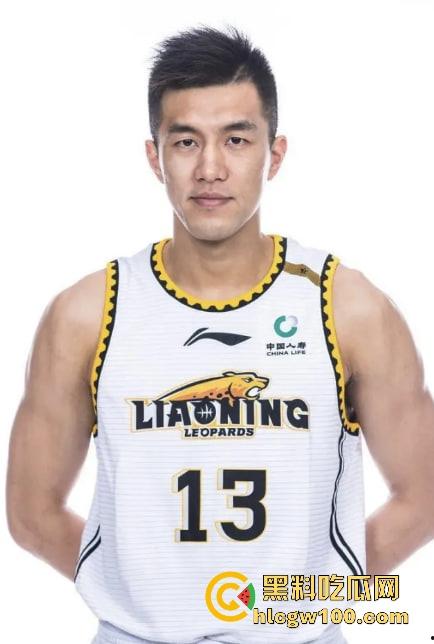 CBA赛场成啦啦队透明高跟的秀场，球迷目光全被那双高跟吸引，比赛啥的都无所谓！-2