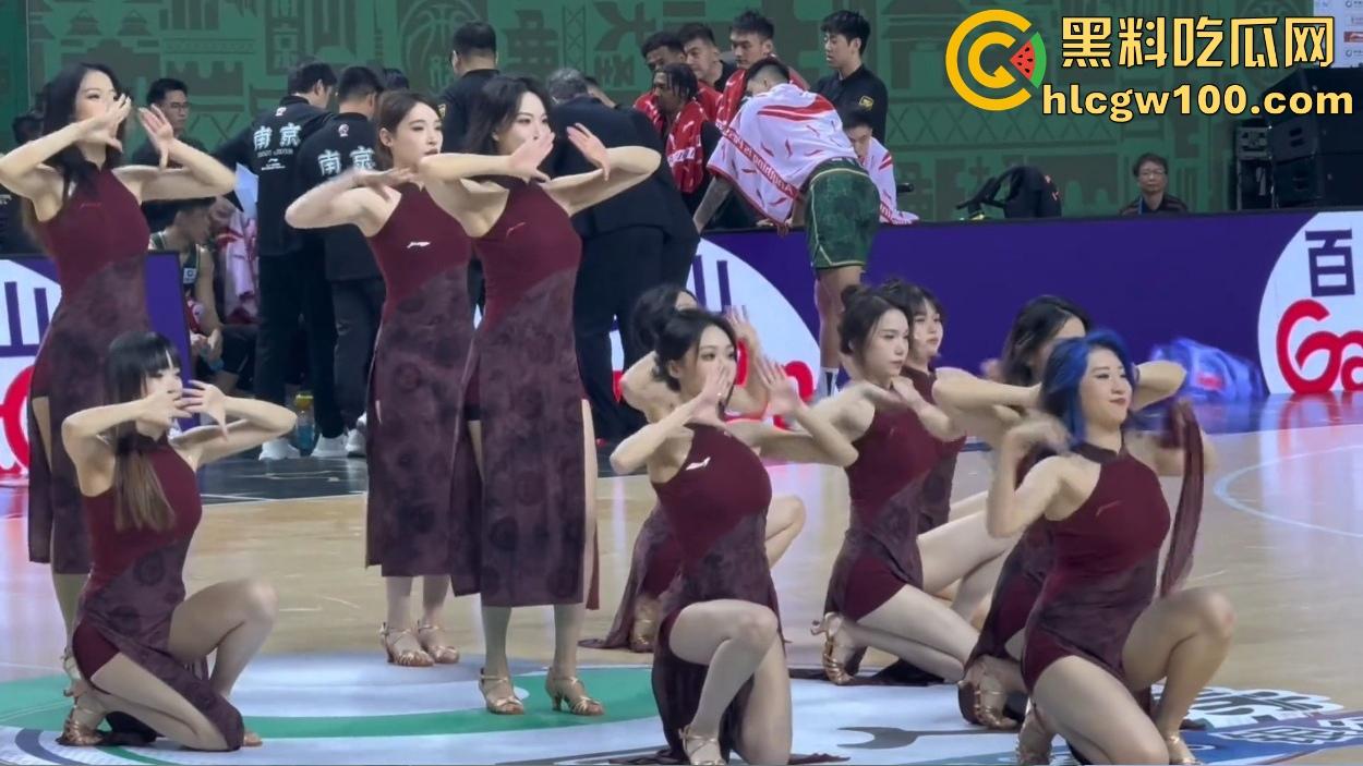 CBA赛场成啦啦队透明高跟的秀场，球迷目光全被那双高跟吸引，比赛啥的都无所谓！-15