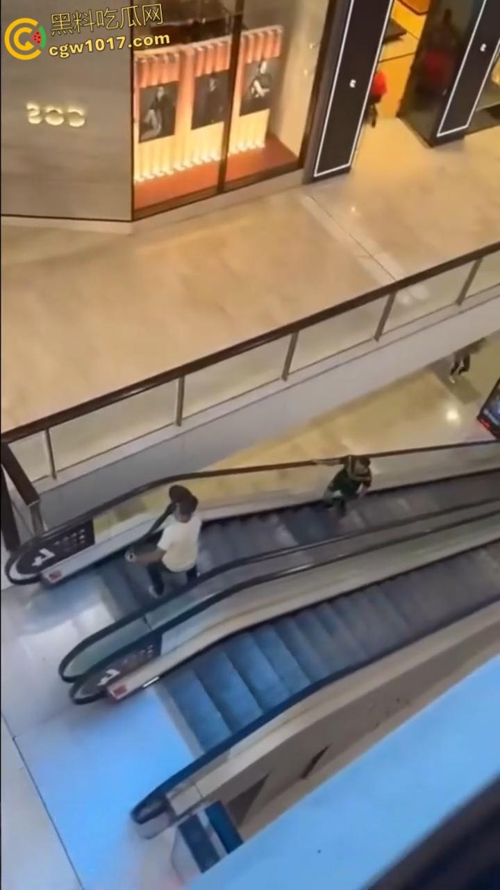 澳大利亚悉尼购物广场，发生无差别持刀砍人事件，网传现场30多人被刺，商场都是尸体多人死亡 ！-1