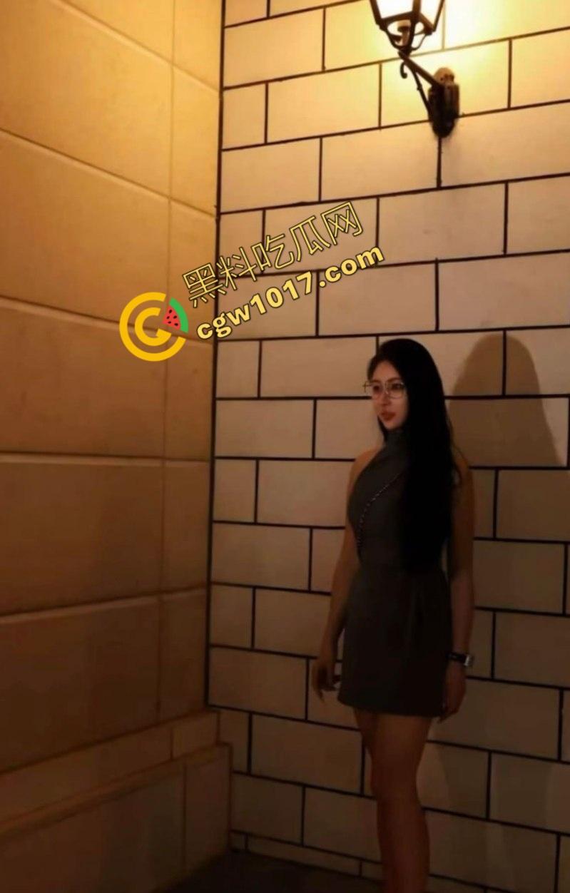 北京富二代手机相册私密视频泄露：黑丝御姐女友舌玩肉棒，花式足交调情，口爆吞精反差诱惑至极！-1