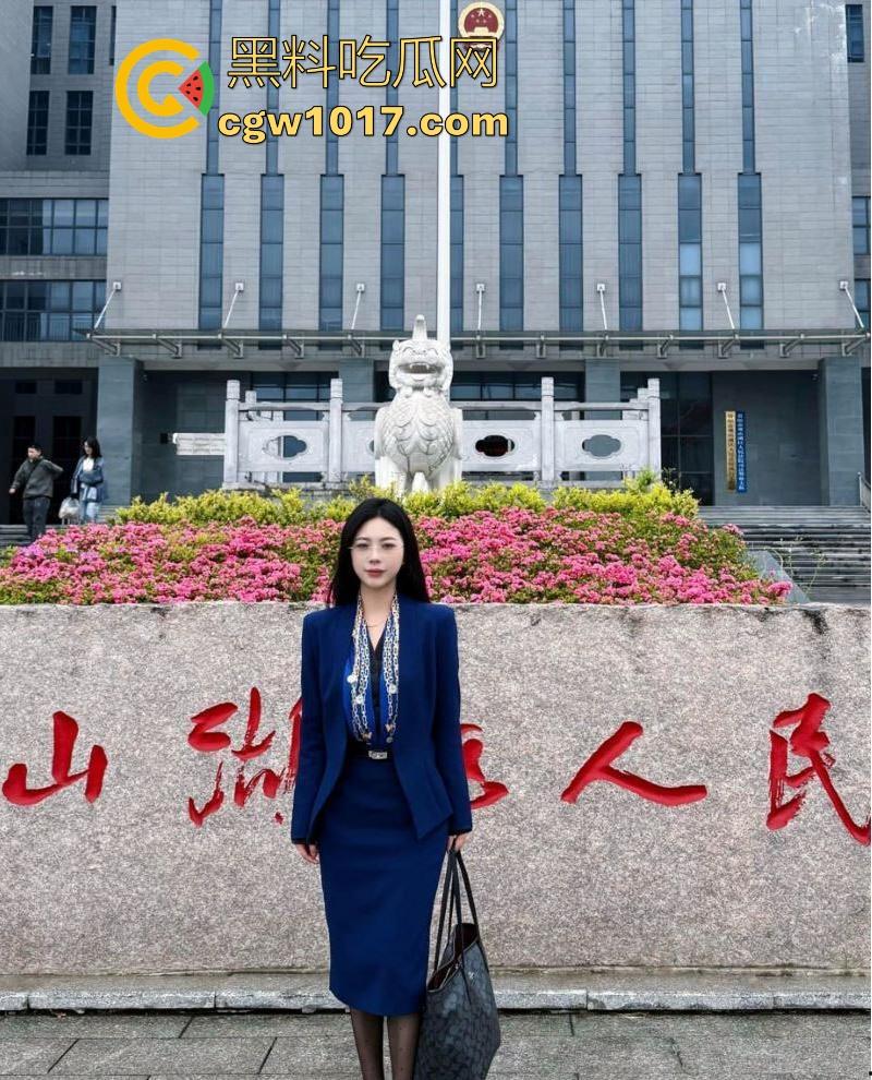 山东精英女律师【林彩虹】不雅视频流出，西装女御姐法院的铁娘子，无论你平时再猛，在大鸡巴面前还是乖乖被降伏！-3