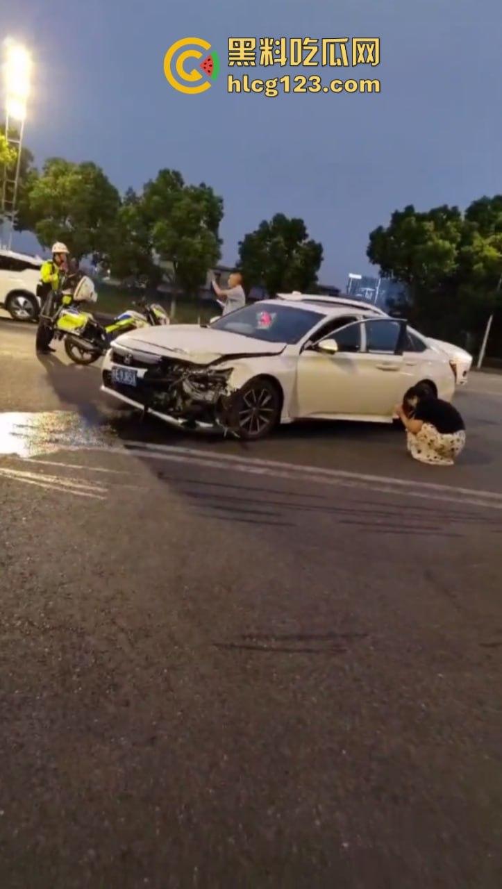 又是女司机！一死一伤 苏州两轿车发生碰撞后撞向一非机动车！惨不忍睹-2