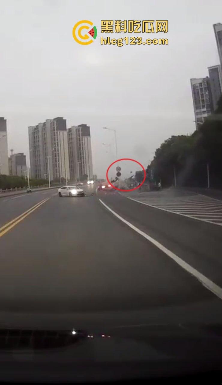 又是女司机！一死一伤 苏州两轿车发生碰撞后撞向一非机动车！惨不忍睹-3