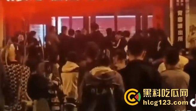 山西阳曲校园霸凌四五人围殴一女生，还威胁下跪？简直无法无天！-8