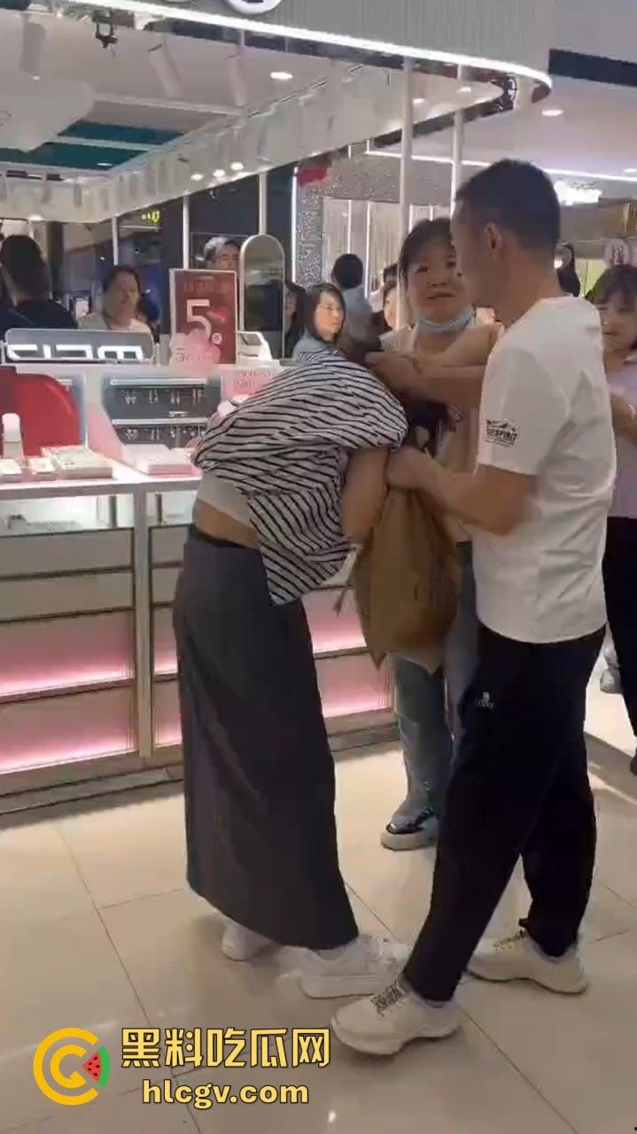 陕西女子带弟弟商场捉奸，姐弟联手怒打小三和渣姐夫！小三哭惨，姐夫被按墙扇脸不敢吭声！-4