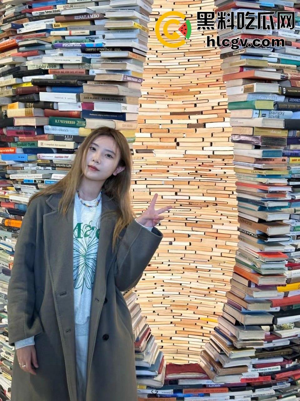 武汉大学极品学生妹【张丽娜】被富二代包养！白嫩翘臀骚劲十足，妥妥的豪门肉便器！-2