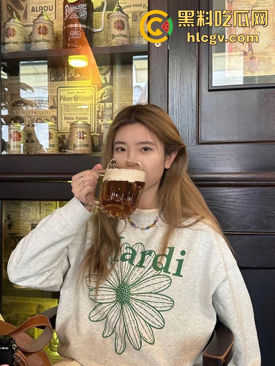 武汉大学极品学生妹【张丽娜】被富二代包养！白嫩翘臀骚劲十足，妥妥的豪门肉便器！-4