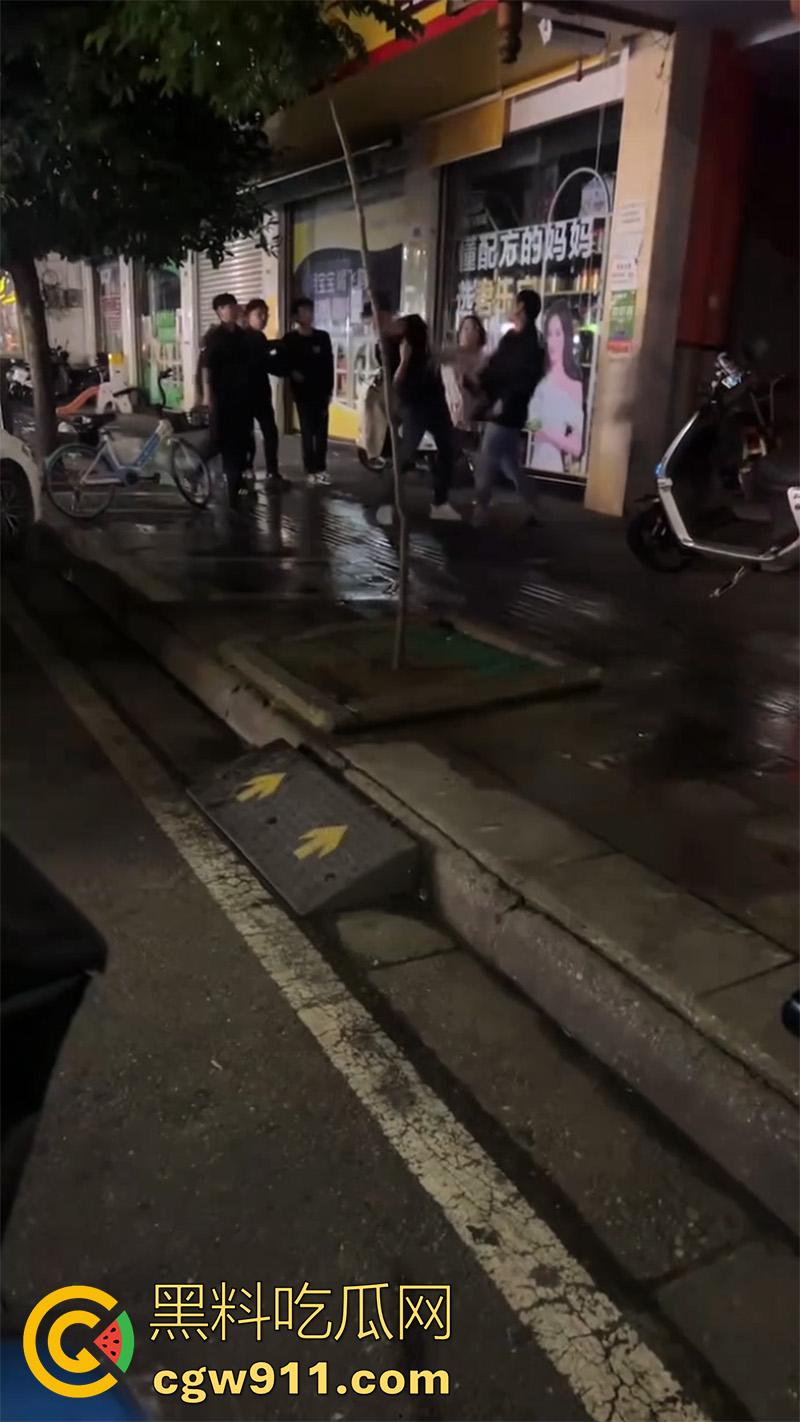 四川简阳挥刀砍人事件，儿子发现女友被老爸操了，带妈妈去捉奸，争吵中抄其附近饭店菜刀砍人！-5