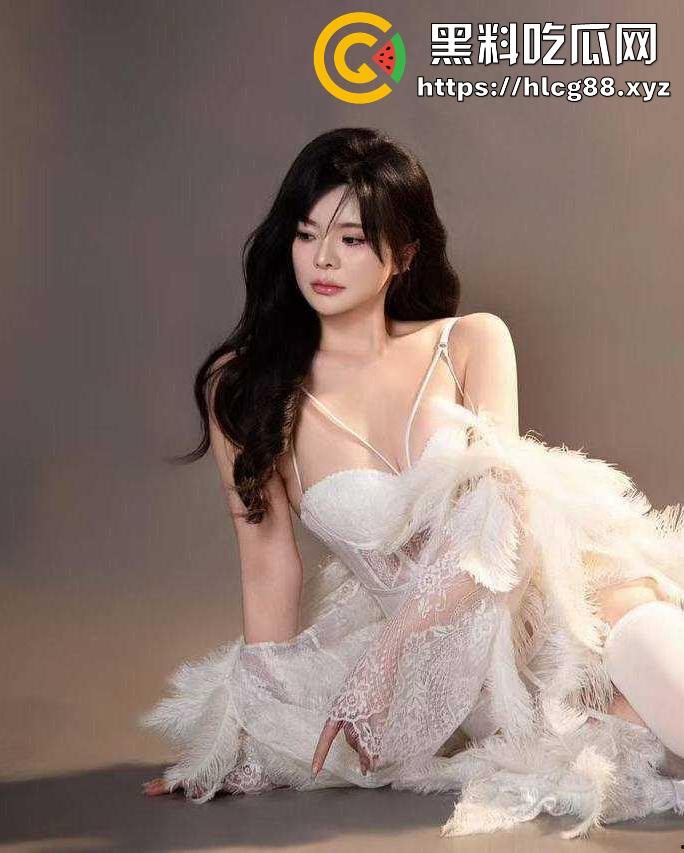 广东37岁【韩雨伶】黑丝调教伺候金主，粉逼熟女勾得爷们儿钱包大出血 独家曝光！-7