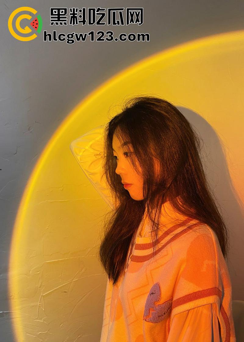 浙江艺术高校舞蹈系厕拍,大神冒死偷拍学委【王玉琦】,小穴翘臀清晰可见,附带学委生活照!-1