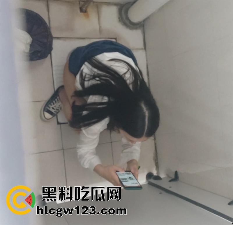 浙江艺术高校舞蹈系厕拍，大神冒死偷拍学委【王玉琦】，小穴翘臀清晰可见，附带学委生活照！-8