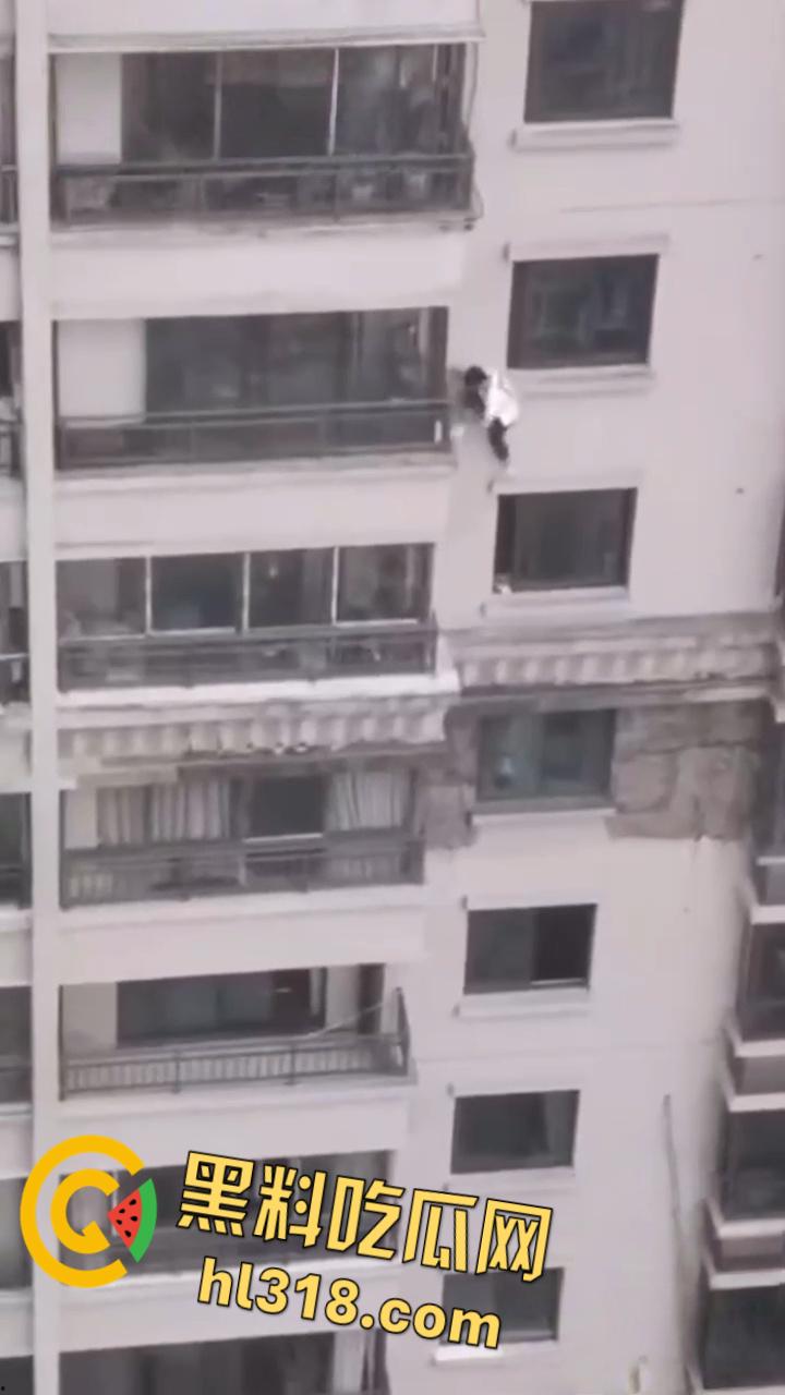 蜘蛛侠偷情被抓？竟徒手攀爬摩天大楼，只为躲避捉奸拼尽全力，惊险画面堪比好莱坞大片！-3