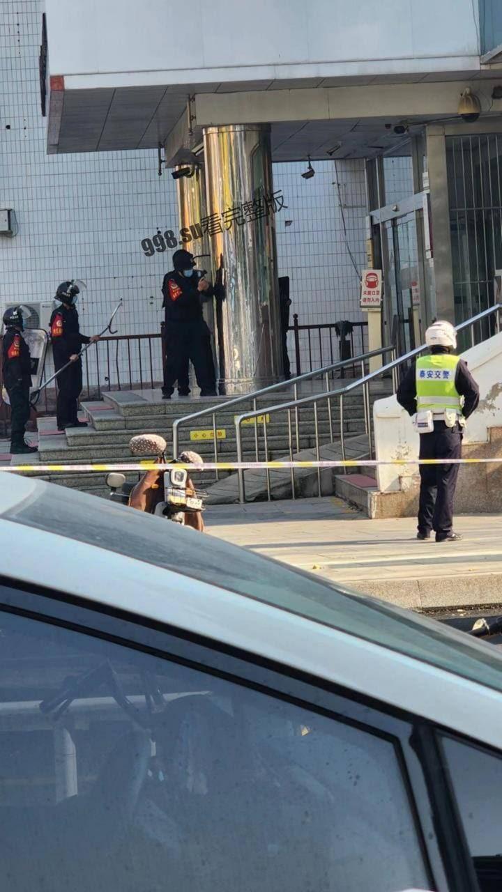 山东泰安抢银行 没想到劫匪通过抖音直播，知晓警方狙击手准确位置-7