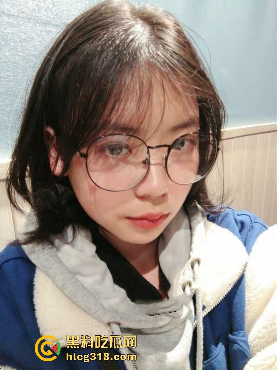 广西职业学院嫩妹【黄语莹】自慰视频曝光!清纯学妹化身欲望女王,手指轻舞抚摸敏感地带,令人欲罢不能!-4