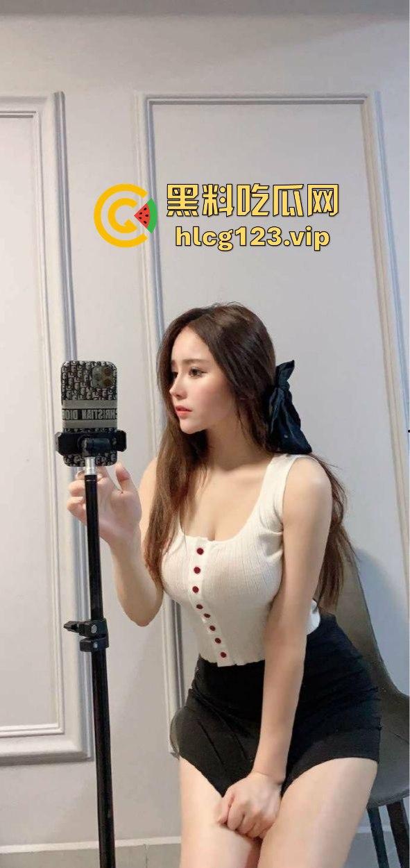 抖音小网红【奔跑晶骡子】私密系列再度曝光，大哥专享，奶子逼随便看！-10