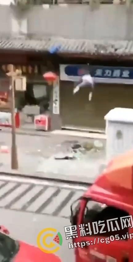 四川内江东兴老街里凤窝街 两口子吵架女方跳楼 现场监控画面流出 人直接不能动了-2