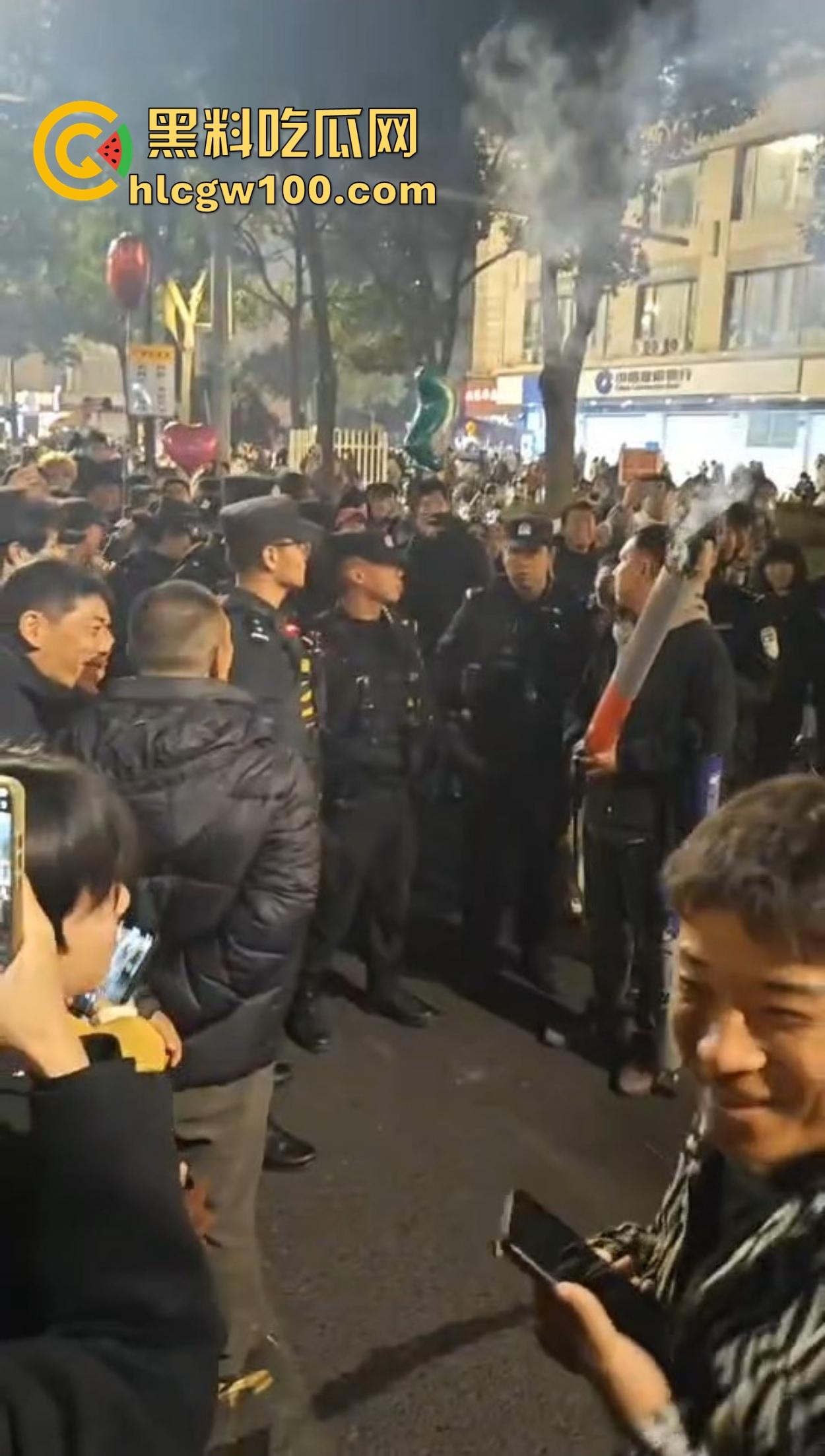 温州广场烟花事件搞笑收场，大半夜点烟花浪漫没享受多久，气氛没拉满，警察先到了，警察一到直接带走！-2