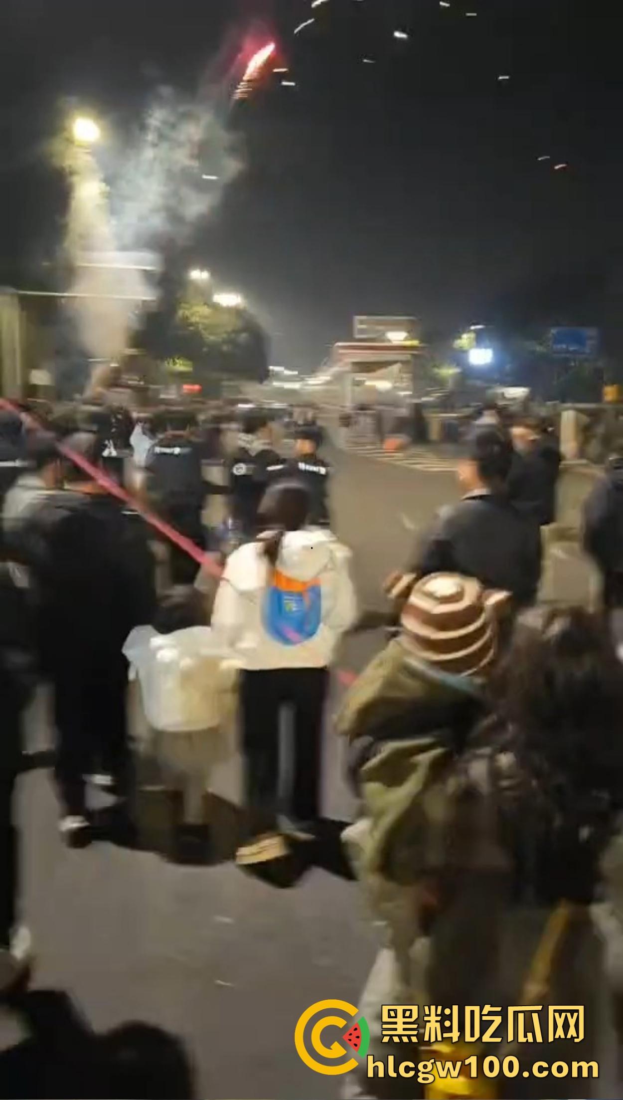 温州广场烟花事件搞笑收场，大半夜点烟花浪漫没享受多久，气氛没拉满，警察先到了，警察一到直接带走！-6