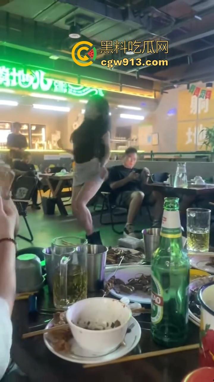 朋友聚会偶遇妖娆舞蹈老师，性感辣舞跳的鸡巴都硬邦邦的，果断重金拿下，无套猛插内射狠狠发泄！-1