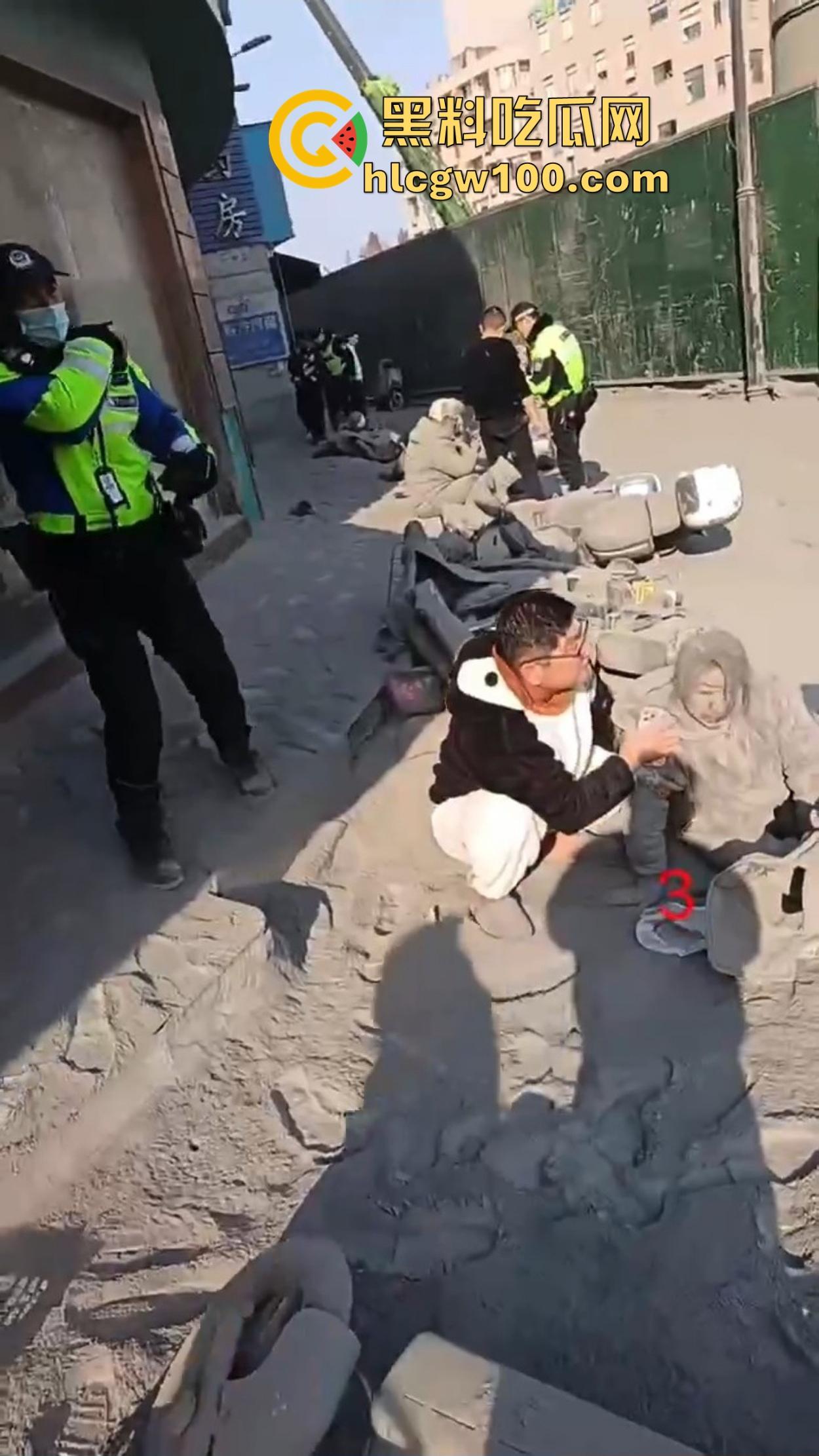 杭州拱墅区华中南路地铁站附近水泥罐开裂，粉尘喷溅路人瞬间变雕像，巨响震楼吓坏住户！-5