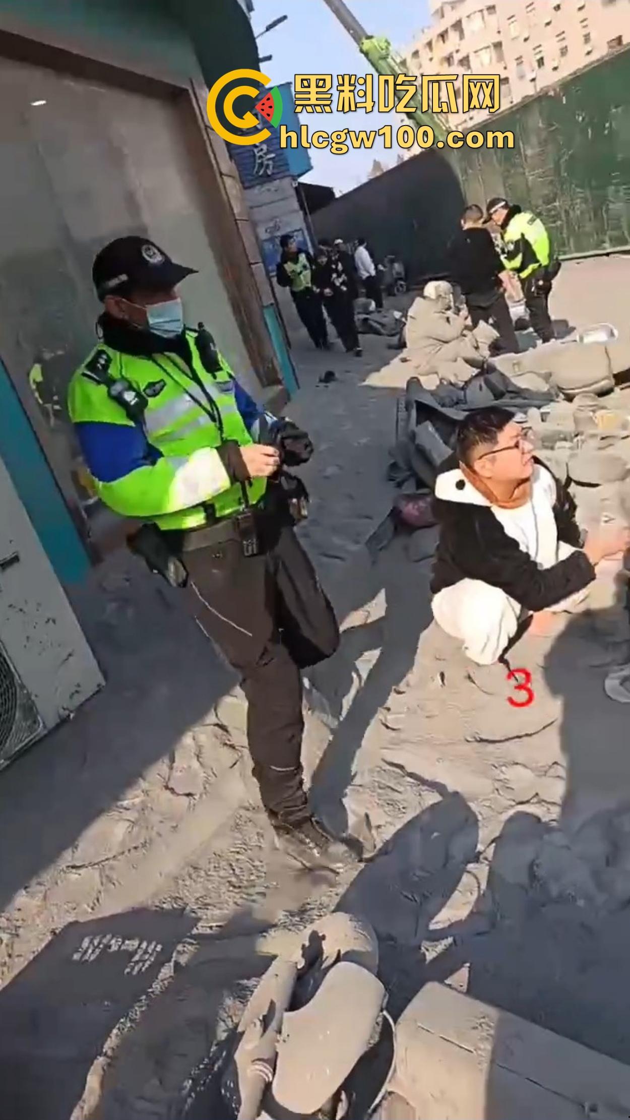 杭州拱墅区华中南路地铁站附近水泥罐开裂，粉尘喷溅路人瞬间变雕像，巨响震楼吓坏住户！-6