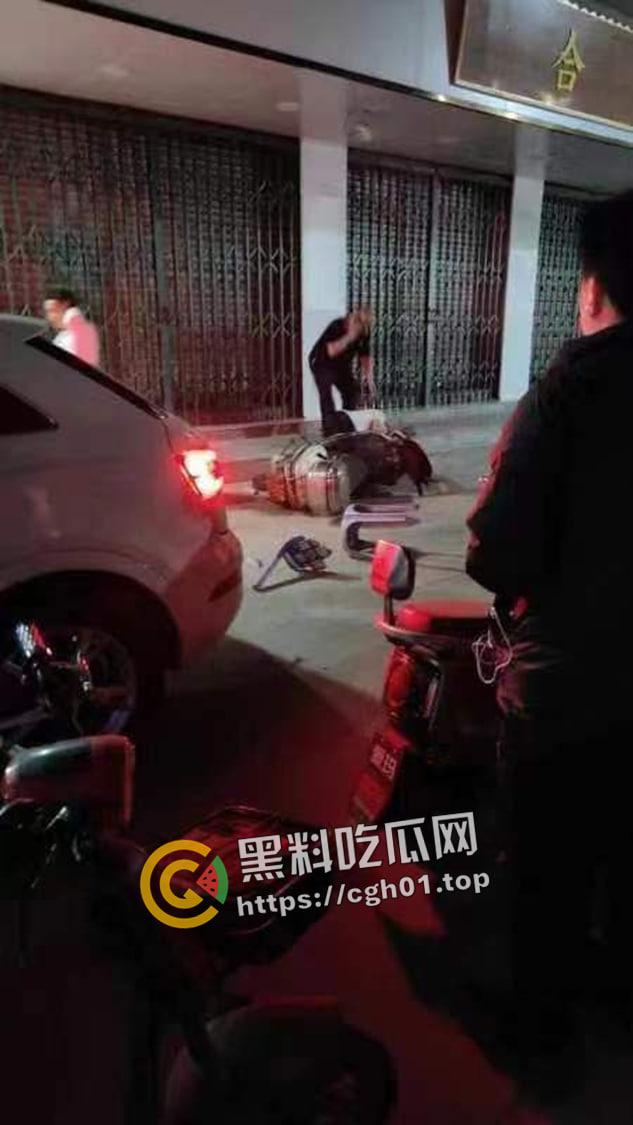 广东汕头野仔夜半吵架被围殴 头打裂开 鲜血跟自来水一样流 现场血腥画面流出-1