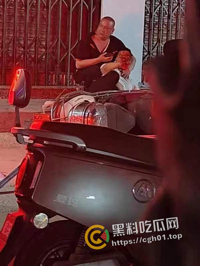 广东汕头野仔夜半吵架被围殴 头打裂开 鲜血跟自来水一样流 现场血腥画面流出-7