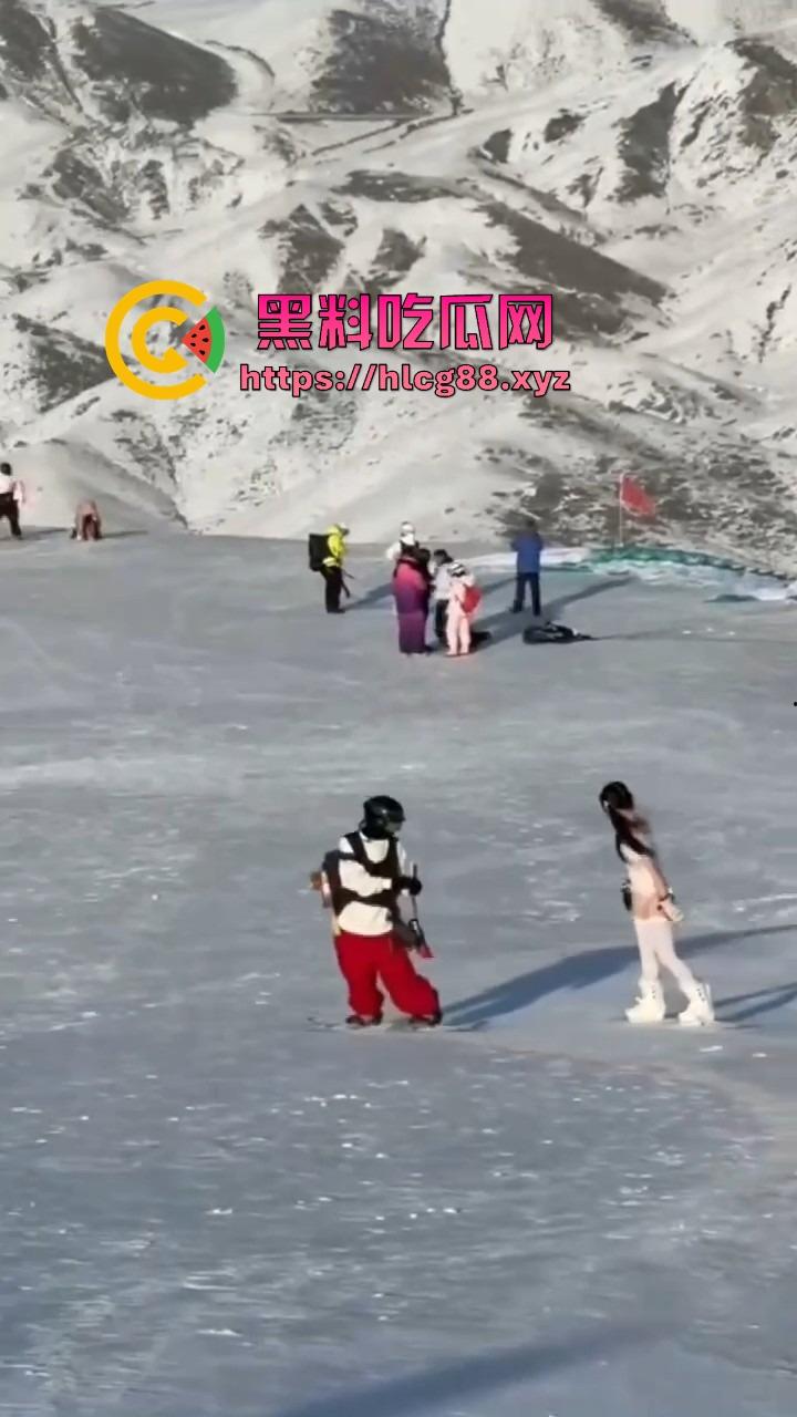 新疆阿勒泰滑雪场福利姬比基尼滑雪，奶腩抖臀浪成冰，福利婊变雪地鸡，胖次冻逼要风度不要命！-9