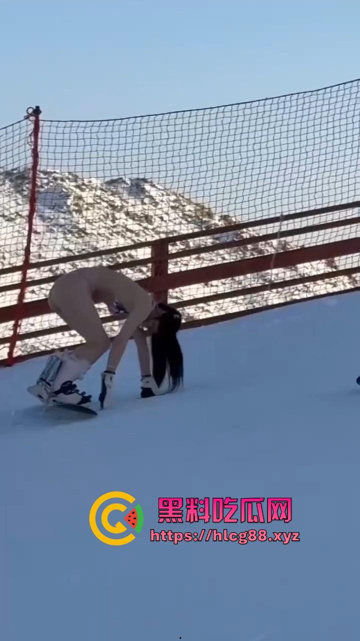 新疆阿勒泰滑雪场福利姬比基尼滑雪，奶腩抖臀浪成冰，福利婊变雪地鸡，胖次冻逼要风度不要命！-10