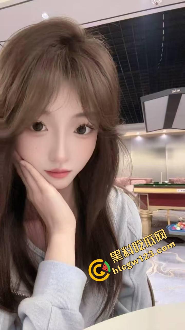 偷约妹妹的闺蜜开房猛干，前半羞涩装纯，后面浪成母狗，白丝半桶袜勾得人一顿狠操，手被反抓操弯成弓！-3