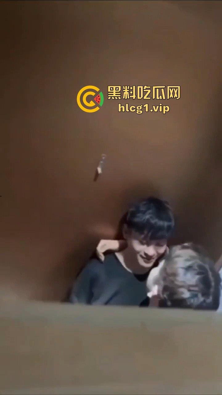 成都男同厕所激情上演热吻还玩壁咚，偷拍者吓出一身冷汗!-2