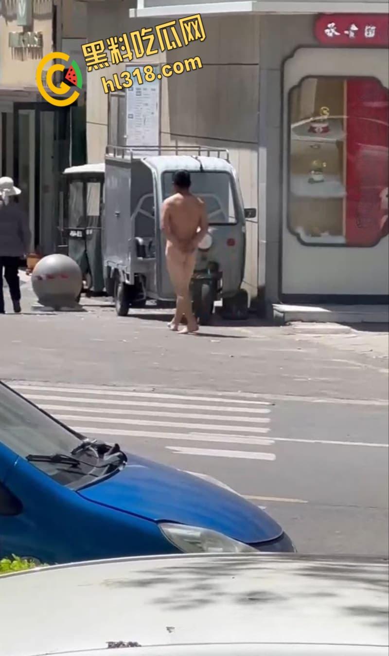 这年头真啥人都有，江西鹰潭惊现裸奔男，光腚推大妈摩托，吓得阿姨尖叫逃窜，还全裸探店吓傻街边店铺！-4