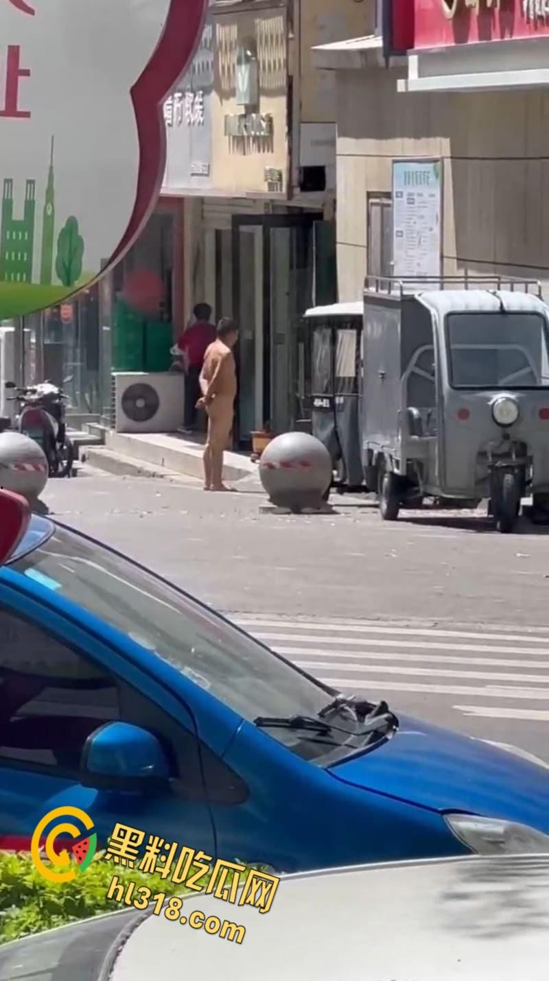 这年头真啥人都有，江西鹰潭惊现裸奔男，光腚推大妈摩托，吓得阿姨尖叫逃窜，还全裸探店吓傻街边店铺！-6