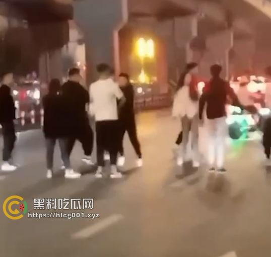 精神小伙战斗合集来了 国产小年轻群殴堪比古惑仔 现在的年轻人动起手真是不知道轻重-1