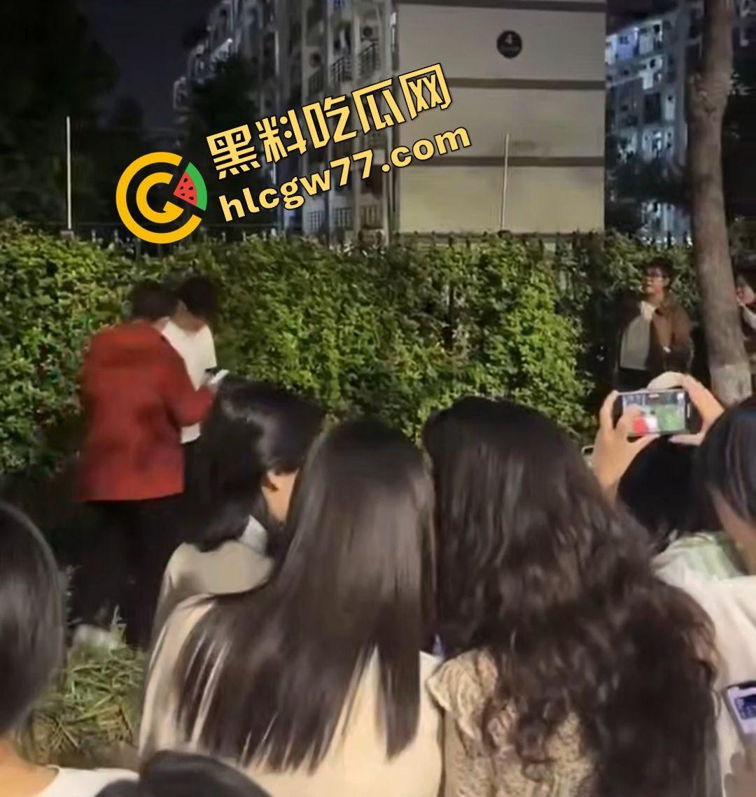 昨晚宣城高中楼下惊天大瓜！纯情男被嫌痘脸甩，闺蜜推新欢，哭瘫宿舍楼下成青春疼痛神剧！-1