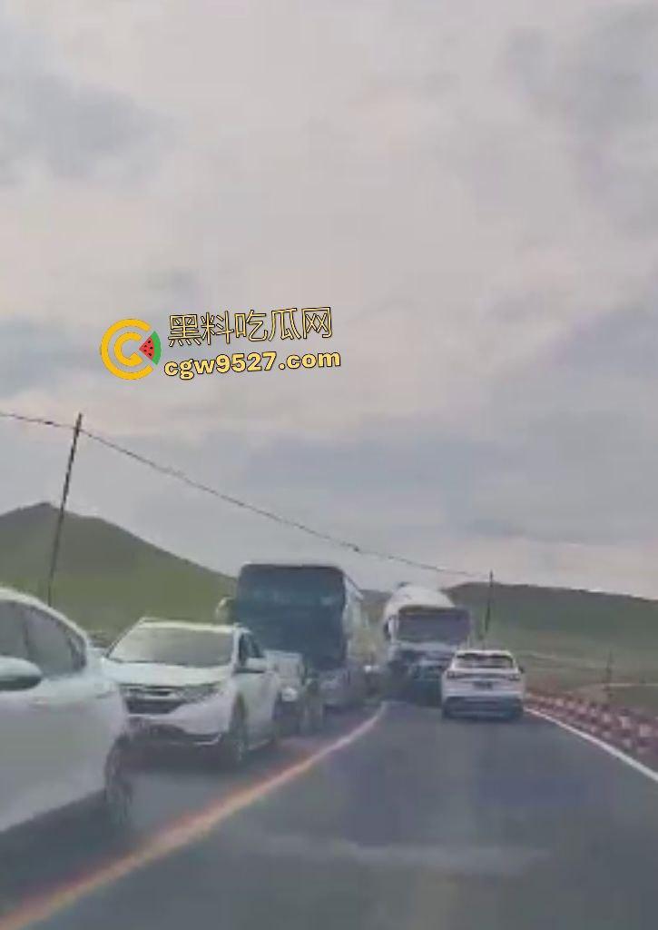 内蒙古赤峰水泥罐车失控狂撞!小米YU7成救命神器,车毁人安车主倒车神速变藤原拓海!-1