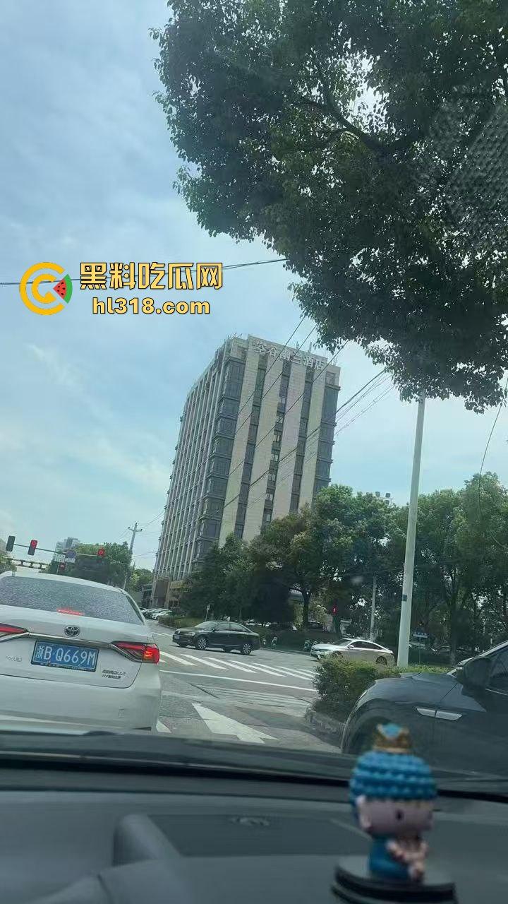 50万彩礼取新娘婚后秒出轨！男子召群里兄弟捉奸撑场面，进门发现早就完事了，这男小三也太快了吧！-6